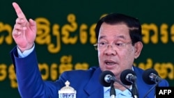 រូប​ឯកសារ៖ នាយករដ្ឋមន្ត្រីកម្ពុជា លោក ហ៊ុន សែន ថ្លែងនៅក្នុងពិធីសម្ពោធរោងចក្រប្រព្រឹត្តកម្មទឹកស្អាតបាក់ខែងជំហានទី ១ នៅរាជធានីភ្នំពេញ កាលពីថ្ងៃទី ១៩ ខែមិថុនា ឆ្នាំ ២០២៣។ 