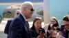 El presidente Joe Biden habla con miembros de los medios de comunicación antes de abordar el Air Force One en la Base de la Fuerza Aérea Andrews, Maryland, para un viaje a Filadelfia, el sábado 17 de junio de 2023.