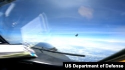 Potongan gambar dari sebuah video yang dirilis oleh Komando AS Wilayah Indo-Pasifik (USINDOPACOM) menunjukkan jet tempur miliki China melakukan manuver di dekat pesawat AS di atas Laut China selatan pada 26 Mei 2023. (Foto: Departemen Pertahanan AS)