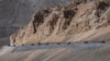 Kendaraan tentara India sedang melakukan konvoi di kawasan gurun dingin Ladakh, India, 18 September 2022. India memulai latihan militer besar-besaran pada Senin (4/9), termasuk di sepanjang wilayah perbatasan yang diperebutkan dengan China. (Foto: Ilustrasi/AP)