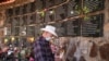 Un hombre coloca velas en un memorial durante una ceremonia para conmemorar el 40 aniversario de la masacre de El Mozote, en el pueblo del Mozote, en Meanguera, El Salvador, el 11 de diciembre de 2021.