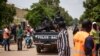Petugas kepolisian berpatroli di tengah aksi protes yang menuntut pemerintah untuk lebih memberi perhatian pada kondisi kemananan di Burkina Faso. Aksi tersebut berlangsung di Ouagadougou, Burkina Faso, pada 3 Juli 2021. (AFP/Olympia De Maismont) 