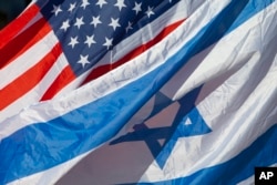 Bendera AS dan Israel berkibar di Tel Aviv, Israel, Selasa, 24 November 2015. (Foto: AP)