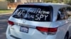 Sebuah mobil van yang terparkir di luar rumah Bob Fu di Midland, Texas, saat musim gugur 2020 dicoreti dengan tetulisan yang menuduh pendeta Kristen, warga AS keturunan Tionghoa itu, sebagai mata-mata Partai Komunis China.