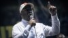 Félix Tshisekedi, accompagné de son épouse Denise, mène une campagne pugnace et à gros moyens à travers le pays, en demandant cinq ans de plus pour "consolider les acquis".