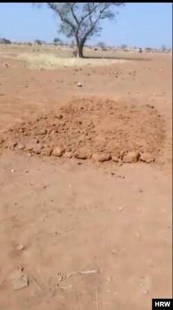 A screengrab from a video, recorded in March 2024, shows one of the eight reported mass graves in Soro, Burkina Faso, containing the bodies of 10 children. Human Rights Watch geolocated a photograph showing the bodies of nine boys at the same location. (Private/HRW)