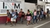 Migrantes marchan hacia Huehuetán, estado de Chiapas, México, el lunes 24 de abril de 2023. 