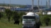 Un camión circula cerca de la planta de gas de la empresa canadiense Sherritt el 16 de octubre de 2008 en La Habana, Cuba. Archivo.