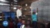 RDC: Face aux attaques rebelles, des villageois déplacés construisent leur propre école dans un camp