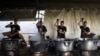 Relawan lokal dari organisasi World Central Kitchen memasak di dapur umum untuk sejumlah warga Palestina di Rafah, selatan Jalur Gaza, pada 3 Mei 2024. (Foto: AFP)