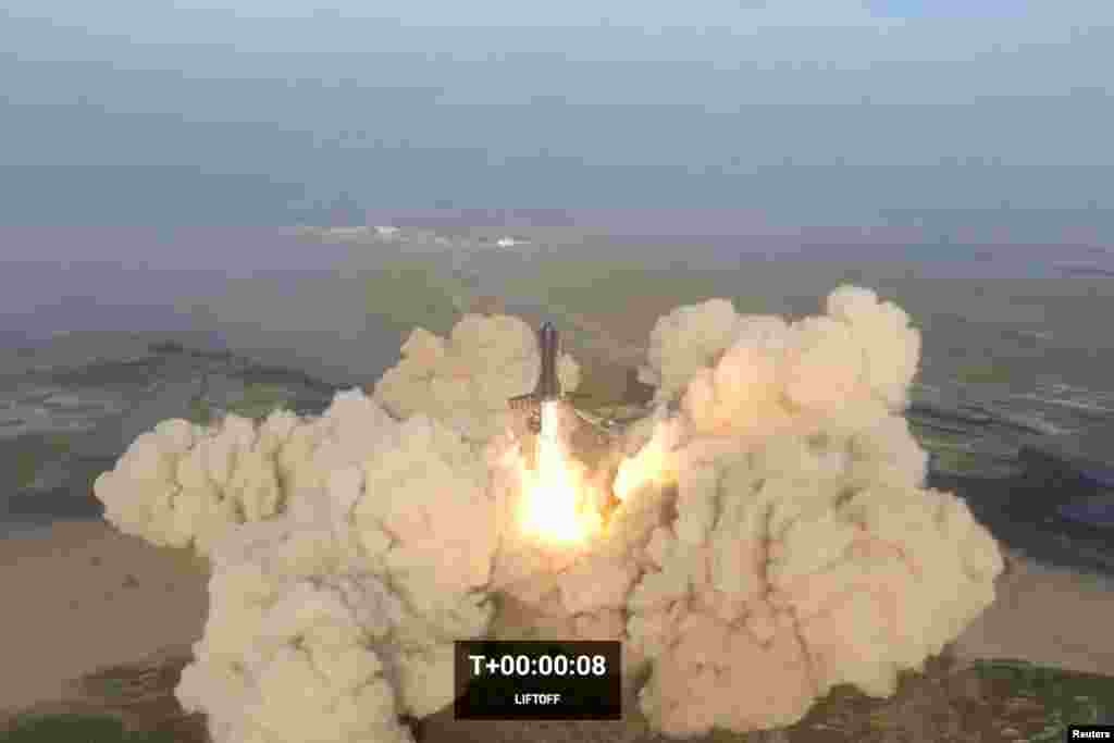 SpaceX lanzó por primera vez su crucero espacial Starship de nueva generación sobre el nuevo y potente cohete acelerador Super Heavy.