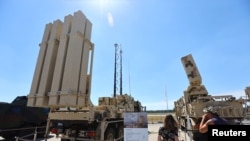 Відвідувачі розглядають зенітно-ракетні комплекси IRIS-T SLM, німецьку систему протиповітряної оборони, вироблену компанією Diehl й представлену на ILA Berlin Air Show 2022 у Берліні, 22 червня 2022. (Фото: REUTERS/Фабріціо Бенш)