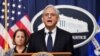 El Fiscal General de EEUU, Merrick Garland, habla con los periodistas después de que un jurado condenó a cuatro miembros del grupo de milicianos de extrema derecha Proud Boys, por su participación en los disturbios del Capitolio el 6 de enero de 2021.