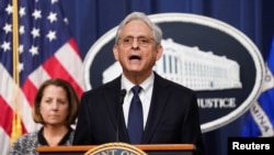 El Fiscal General de EEUU, Merrick Garland, habla con los periodistas después de que un jurado condenó a cuatro miembros del grupo de milicianos de extrema derecha Proud Boys, por su participación en los disturbios del Capitolio el 6 de enero de 2021.