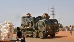 Un véhicule transportant des soldats français à Niamey, au Niger, le 10 octobre 2023.