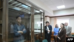 Wartawan AS Evan Gershkovich berdiri di dalam kurungan kaca terdakwa menjelang sidang untuk mempertimbangkan banding atas penangkapannya di Pengadilan Kota Moskow, 18 April 2023.