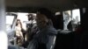 
Seorang tersangka anggota ISIS duduk dengan mata tertutup di dalam mobil Pasukan Khusus Taliban di Kabul, Afghanistan, 5 September 2021. (Foto: WANA via REUTERS)
