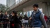 Istri Jimmy Lai, Teresa Lai, dan anaknya Lai Shun Yan tiba di pengadilan West Kowloon, Hong Kong, di mana Jimmy Lai akan menjalani persidangan pada 18 Desember 2023. (Foto: AP/Vernon Yuen)