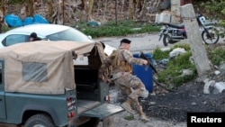 Vojnik libanske armije iskače iz vojnog vozila u Al Kulajahu, nakon izraelskog raketnog napada na južni Liban, 7. aprila 2023.