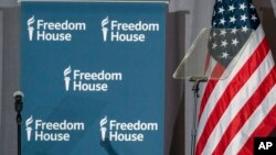 Logotipi Freedom Housea prikazani su na panelu iza telepromptera pored američke zastave tokom ceremonije dodjele godišnjih nagrada grupe za ljudska prava u Washingtonu, 9. maja 2023.