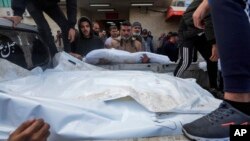 Wapelestina wabeba miili ya watu waliouwawa kwenye shambulizi la Israel la Gaza. Dec. 25, 2023.