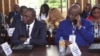 A gauche, Bernard Okalia Bilai, gouverneur de la région du sud -ouest, lors d’une réunion de sécurité à Yaoundé, le 10 mai 2024 (VOA/Emmanuel Jules Ntap)
