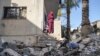 Една Палестинка ги проверува штетите во нејзината семејна куќа во Нусејрат по израелското бомбардирање во текот на ноќта на 23 мај 2024 година.