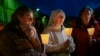 Warga menyelenggarakan doa bersama bagi para korban kapal migran yang pecah di laut yang ganas, di Crotone, Italia selatan, Senin, 27 Februari 2023. (AP/Valeria Ferraro)