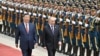 Ruski predsjednik Vladimir Putin i kineski predsjednik Xi Jinpinh prisustvuju ceremoniji dobrodošlice ruskoj delegaciji u Peking, 16. maja 2024. godine. (Foto: Reuters/Sputnik/Sergei Bobylev)