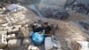 Palestinci pregledaju mjesto izraelskog napada na kuću, usred sukoba između Izraela i palestinske islamističke grupe Hamas, u Rafi, u južnom pojasu Gaze, 8. maja 2024.