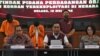 Direktur Tindak Pidana Umum Polri, Djuhandhani Rahardjo (tengah) bersama Direktur Perlindungan WNI Kemenlu RI, Judha Nugraha (kiri) memaparkan perkembangan kasus TPPO ke Myanmar kepada wartawan pada Selasa (16/5) di Jakarta.