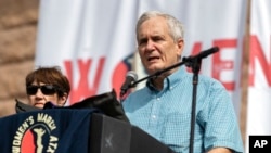 Američki predstavnik Lloyd Doggett, D-Texas, govori tokom događaja u Texas State Capitol u Austinu, Teksas, 2. oktobra 2021.