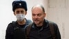 ARHIVA - Opozicioni aktivista Vladimir Kara-Murza stiže na sud u Moskvi u pratnji ruskih policijaca, 8. februara 2023. (Foto: AP)