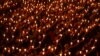 Para jemaat serempak memegang lilin dalam misa Malam Natal di Gereja Bethany di Surabaya, pada 24 Desember 2023. (Foto: AFP/Juni Kriswanto)