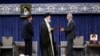 Pemimpin Tertinggi Iran Ayatollah Ali Khamenei memberikan dekrit Presiden kepada presiden baru Iran, Masoud Pezeshkian, dalam upacara pengesahan di Teheran, 28 Juli 2024. (WANA via Reuters)