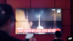 Layar TV menampilkan peluncuran roket Korea Utara dalam program berita di sebuah terminal bus di Seoul, Korea Selatan, Senin 27 Mei 2024.