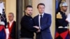 Presiden Prancis Emmanuel Macron (kanan) menyambut kunjungan Presiden Ukraina Volodymyr Zelenskyy di Istana Elysee, Paris, Minggu 14 Mei 2023.