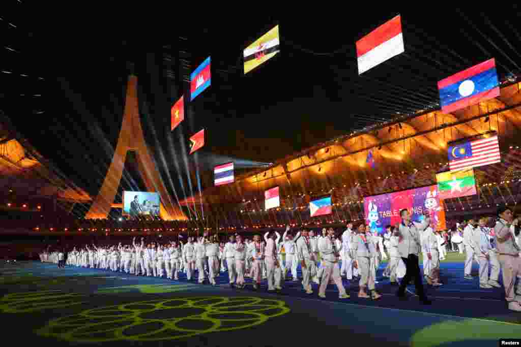 ក្រុមកីឡាករ កីឡាការិនី ចូលរួមក្នុងពិធីបិទជាស្ថាពរនៃព្រឹត្តិការណ៍ប្រកួតកីឡាស៊ីហ្គេមលើកទី ៣២ និងអាស៊ាន​ប៉ារ៉ាហ្គេមលើកទី ១២ នៅពហុកីឡដ្ឋានមរតកតេជា ក្នុងរាជធានីភ្នំពេញ កាលពីថ្ងៃទី ១៧ ខែឧសភា ឆ្នាំ ២០២៣។