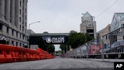 Barikade di dekat gedung pengadilan Fulton County di Atlanta, 7 Agustus 2023.