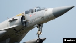 Pesawat Taiwan Air Force Mirage 2000-5 di Hsinchu, Taiwan, 11 April 2023. Indonesia menunda rencana pembelian 12 jet tempur Mirage 2000-5 yang sebelumnya digunakan oleh Qatar, karena terbatasnya kapasitas fiskal. (Foto: Reuters)