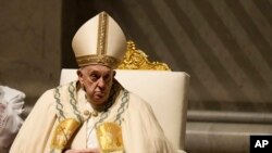 Paus Fransiskus memimpin perayaan Paskah di Basilika Santo Petrus di Vatikan, 30 Maret 2024. (Foto: AP)