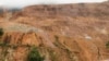 ARCHIVO - Se ven camiones cuando comienza la producción de cobre en el proyecto minero Mirador, de propiedad china, en Tundayme, Ecuador, en julio de 2019. 
