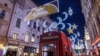 Pemasangan lampu Ramadan pertama di Piccadilly Circus di London, Inggris, 21 Maret 2023. (Foto: Anna Gordon/REUTERS)