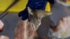 Un hombre muestra una aleta de tiburón en Tumbes, Perú, el 31 de marzo de 2023.