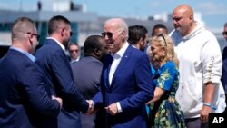 Predsjednik Joe Biden, u sredini, i prva dama Jill Biden, druga desno, stižu na međunarodni aerodrom Harrisburg kako bi prisustvovali predizbornom skupu, Pennsylvania, 7. jula 2024.
