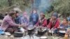 Jurnalis Prancis Vanessa Dognac duduk bersama para pengembara di Nepal, 2021. Menikah dengan pria India, Dognac tinggal di sana lebih dari dua dekade sebelum terpaksa pergi Februari lalu, setelah pihak berwenang India menuduhnya menulis laporan "jahat" dan mencabut visanya.