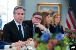 Menteri Luar Negeri AS Antony Blinken berbicara dalam pertemuan dengan kepala urusan luar negeri Uni Eropa Josep Borrell di Departemen Luar Negeri, 13 Maret 2025, di Washington. (AP/Manuel Balce Ceneta)