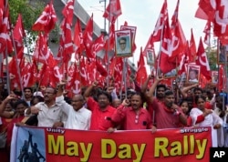 Anggota Serikat Pekerja Pusat India (CITU) berunjuk rasa untuk memperingati May Day di Hyderabad, India, Senin, 1 Mei 2023. (Foto: AP Photo/Mahesh Kumar A)