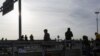 Migrantes indocumentados, en su mayoría de Venezuela, Colombia y Haití, esperan instrucciones de las autoridades en la frontera chilena y peruana, luego de que Perú se negara a abrir sus fronteras, en Chacalluta, Arica, Chile 17 de abril de 2023. 