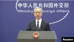 FILE - Wang Wenbin, Juru Bicara Kementerian Luar Negeri China dalam konferensi pers di Beijing, 11 Oktober 2023. (CCTV via Reuters)